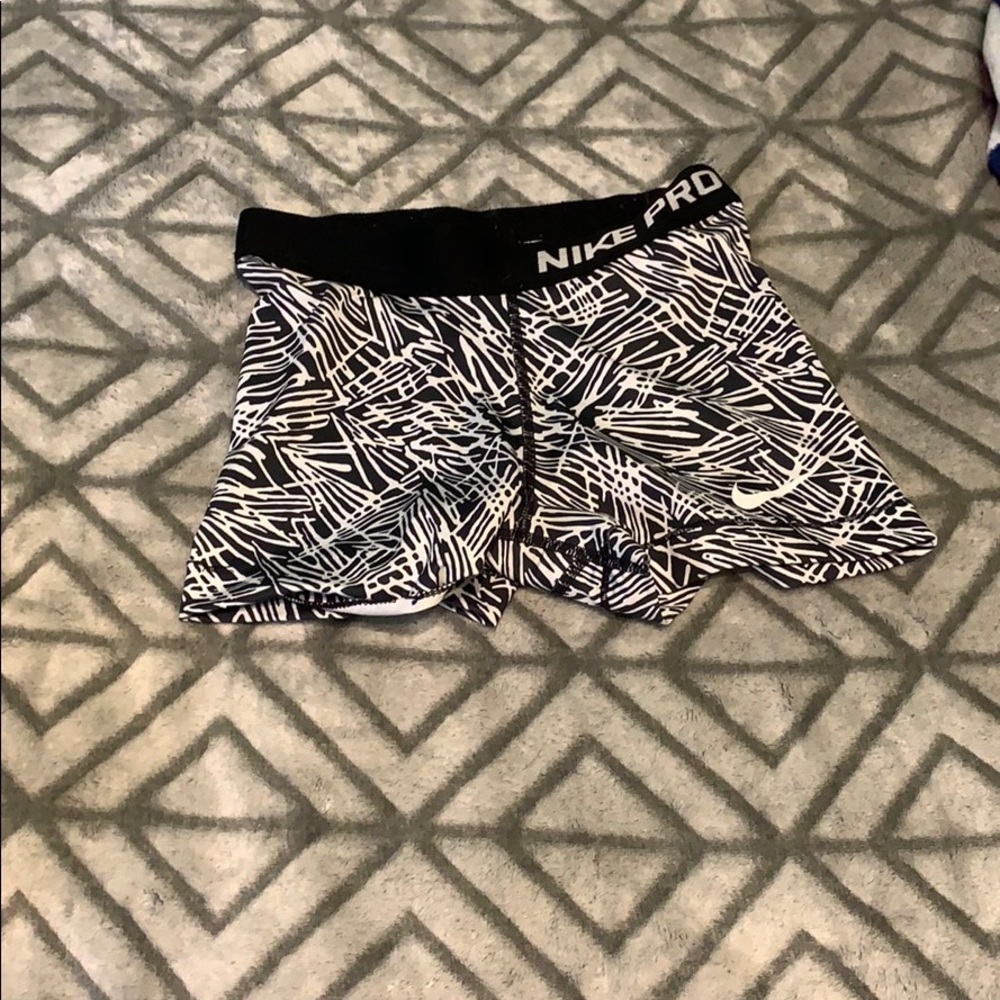 black/white nike pros